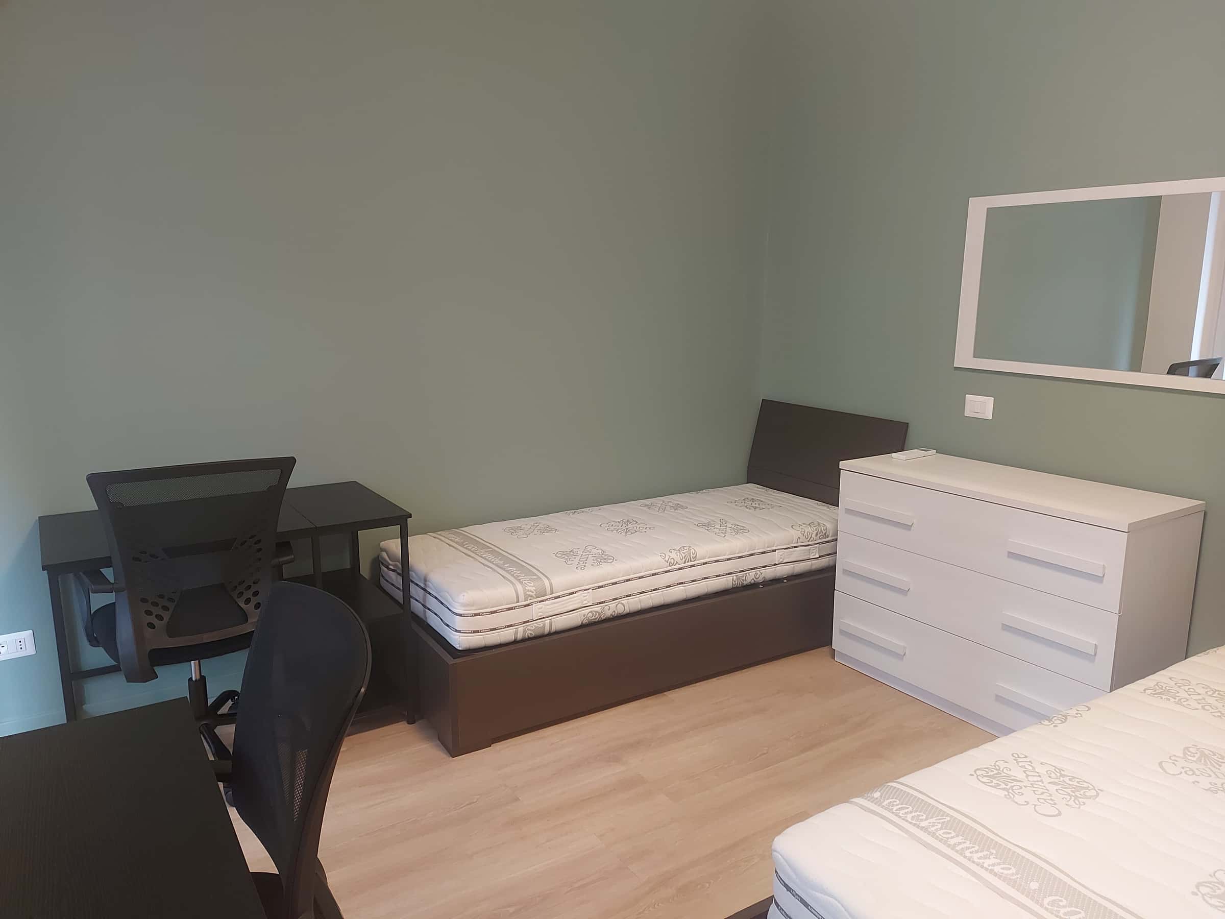 Room in Via Cipriano Facchinetti, Milano for 80 m² with 3 bedrooms
