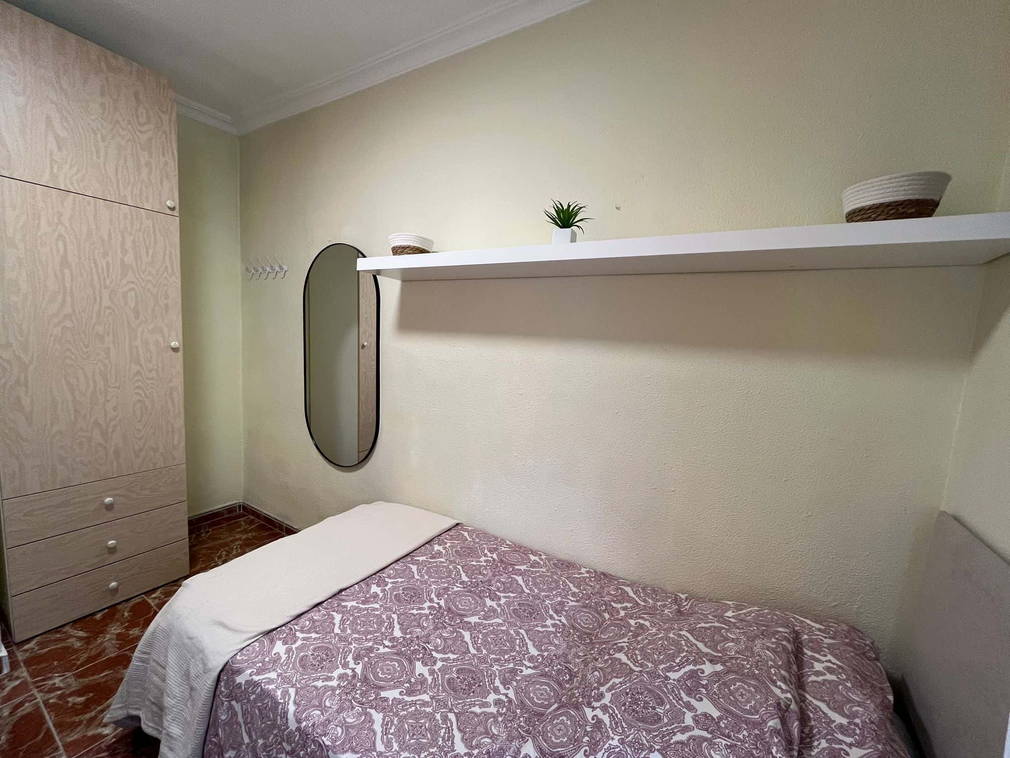 Habitación en Grupo Nuestra Señora del Amparo, Sevilla