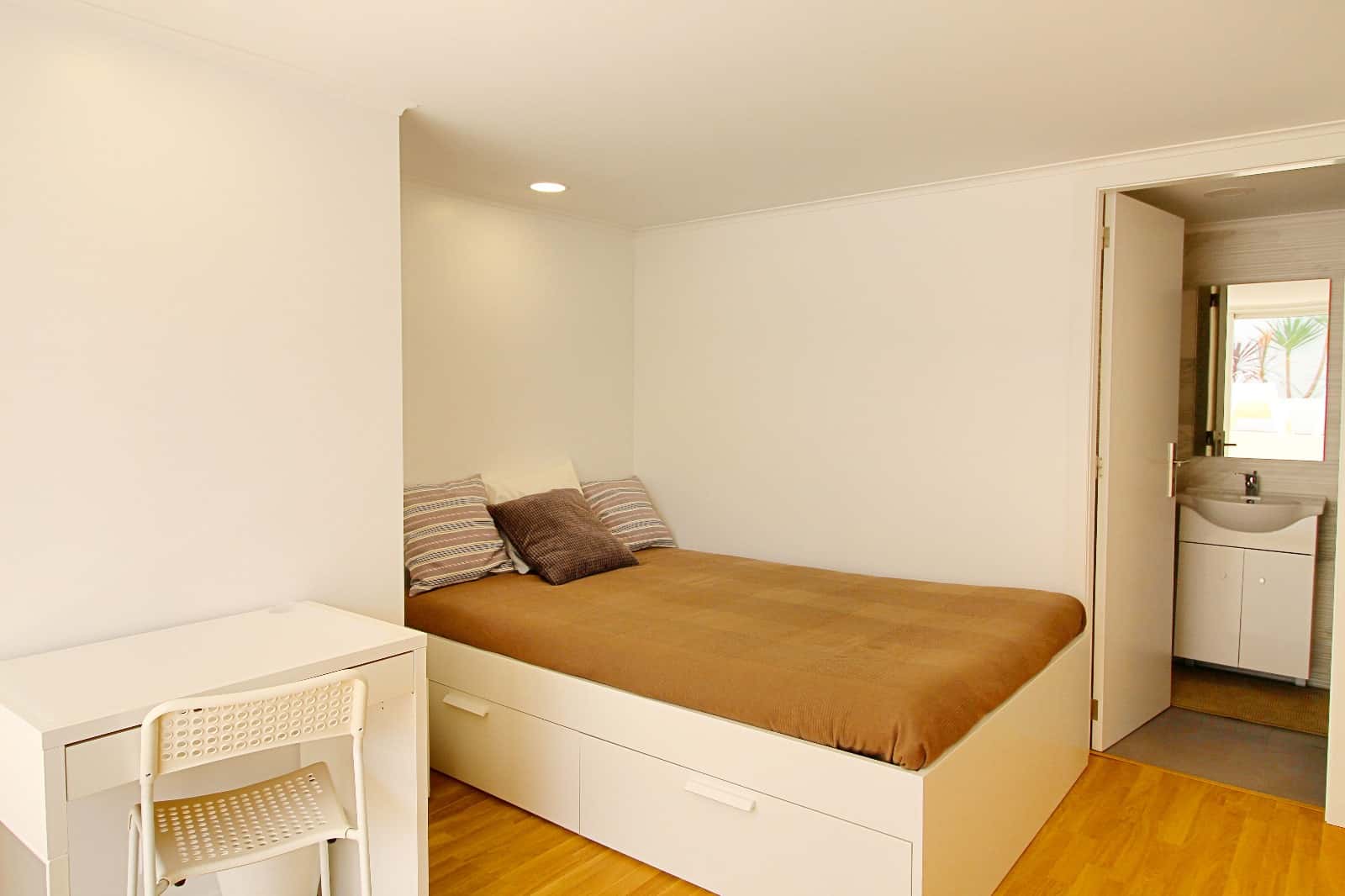 Bedoom with private bathroom in a student residence in Porto - Room G101