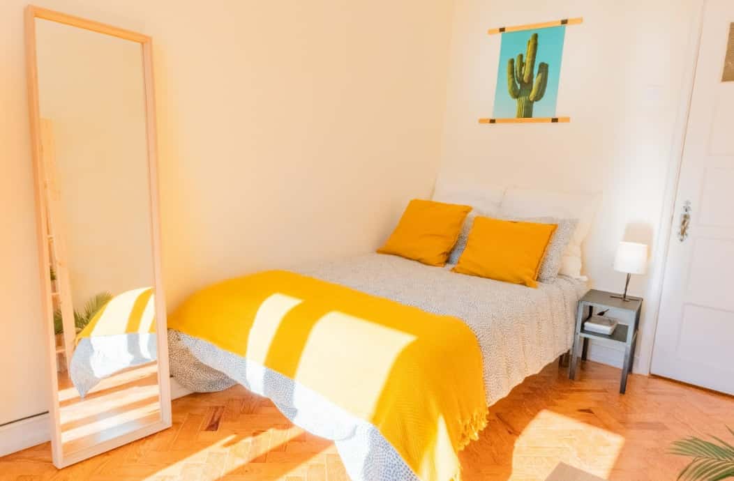 Bedroom with balcony in a 7-bedroom apartment in Lisbon - Room 2