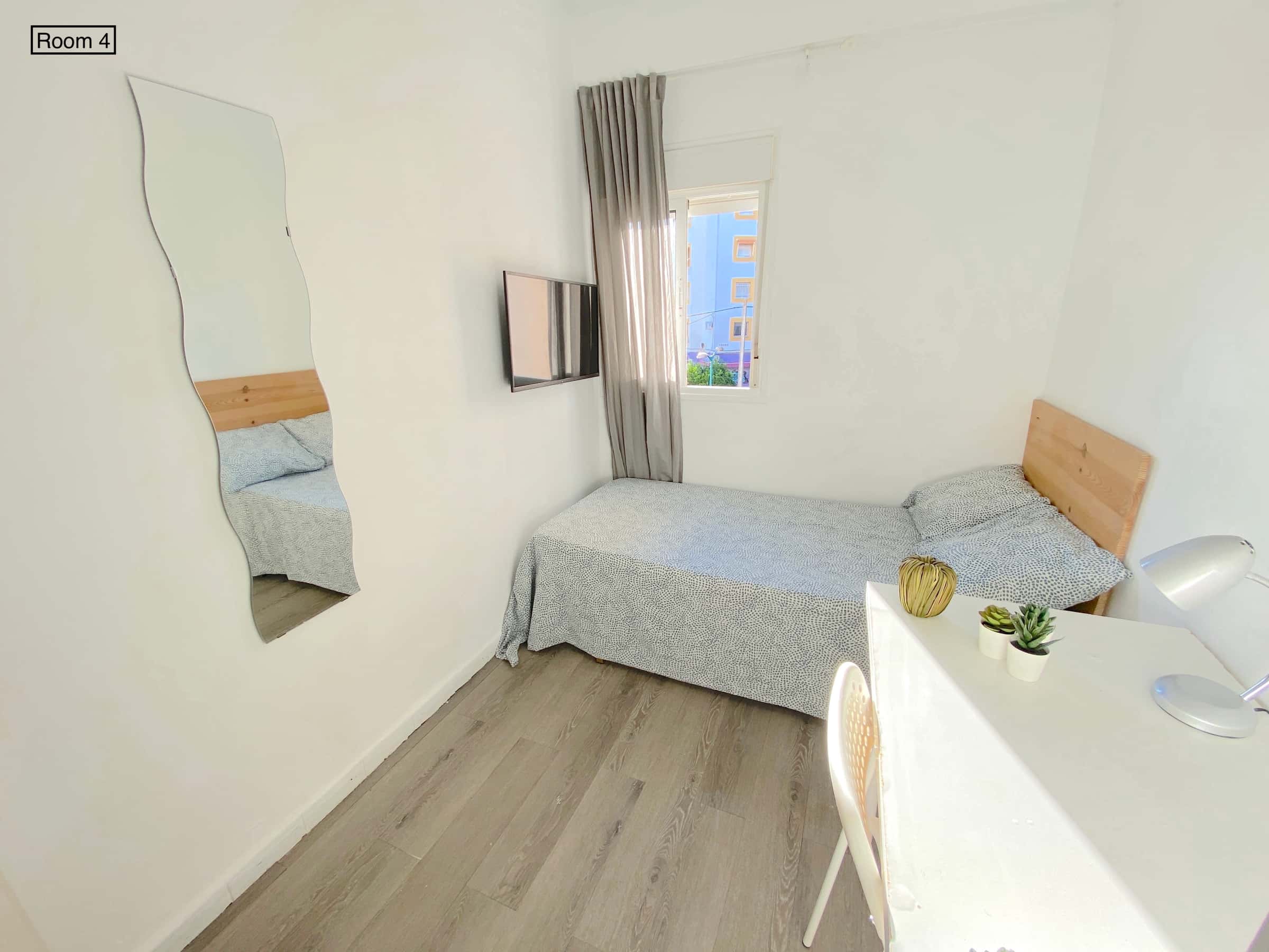 Sunny room near center with WIFI and TV for students