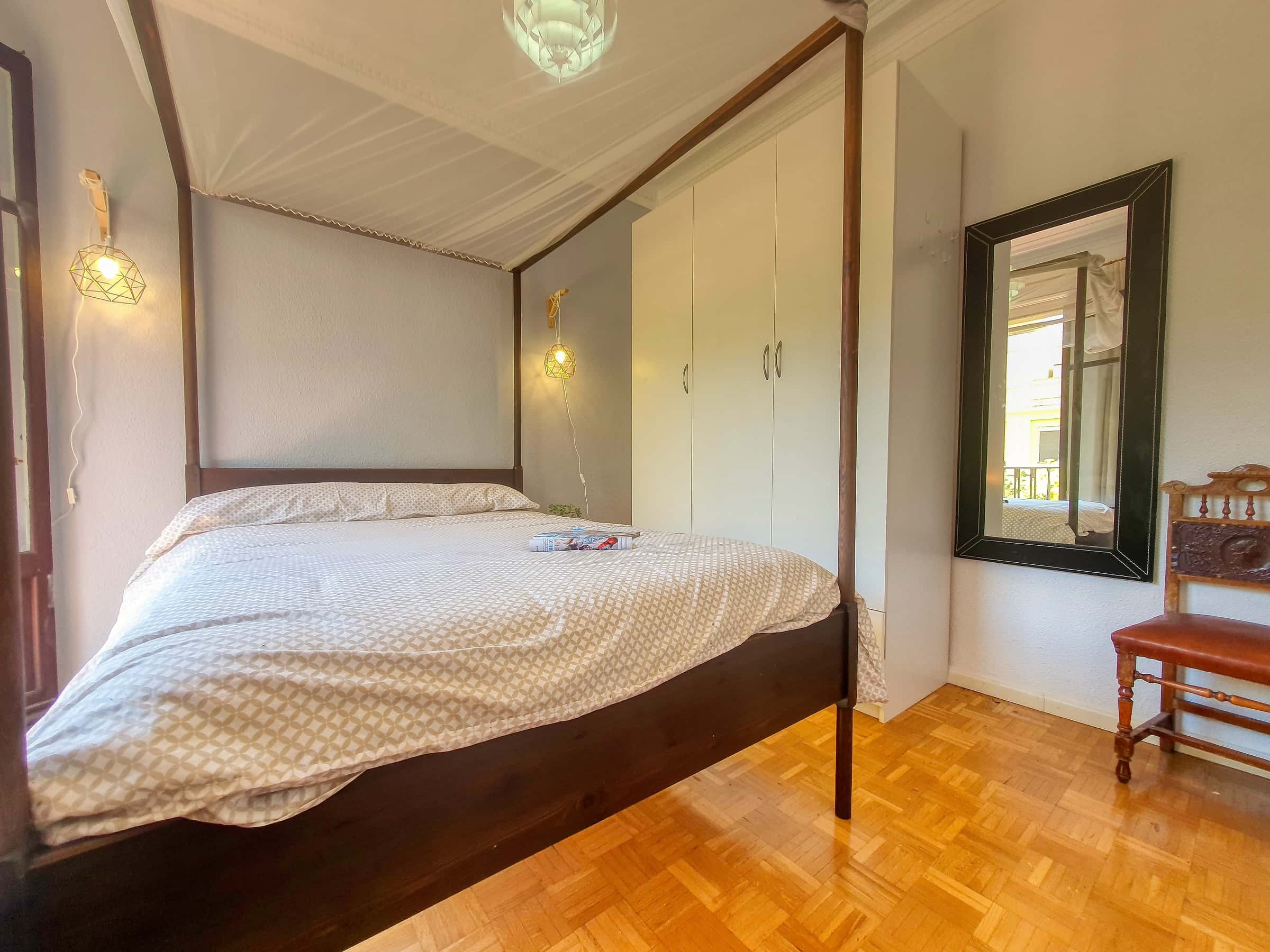 Chambre dans Calle de Vallehermoso, Madrid pour 100 m² avec 5 chambres