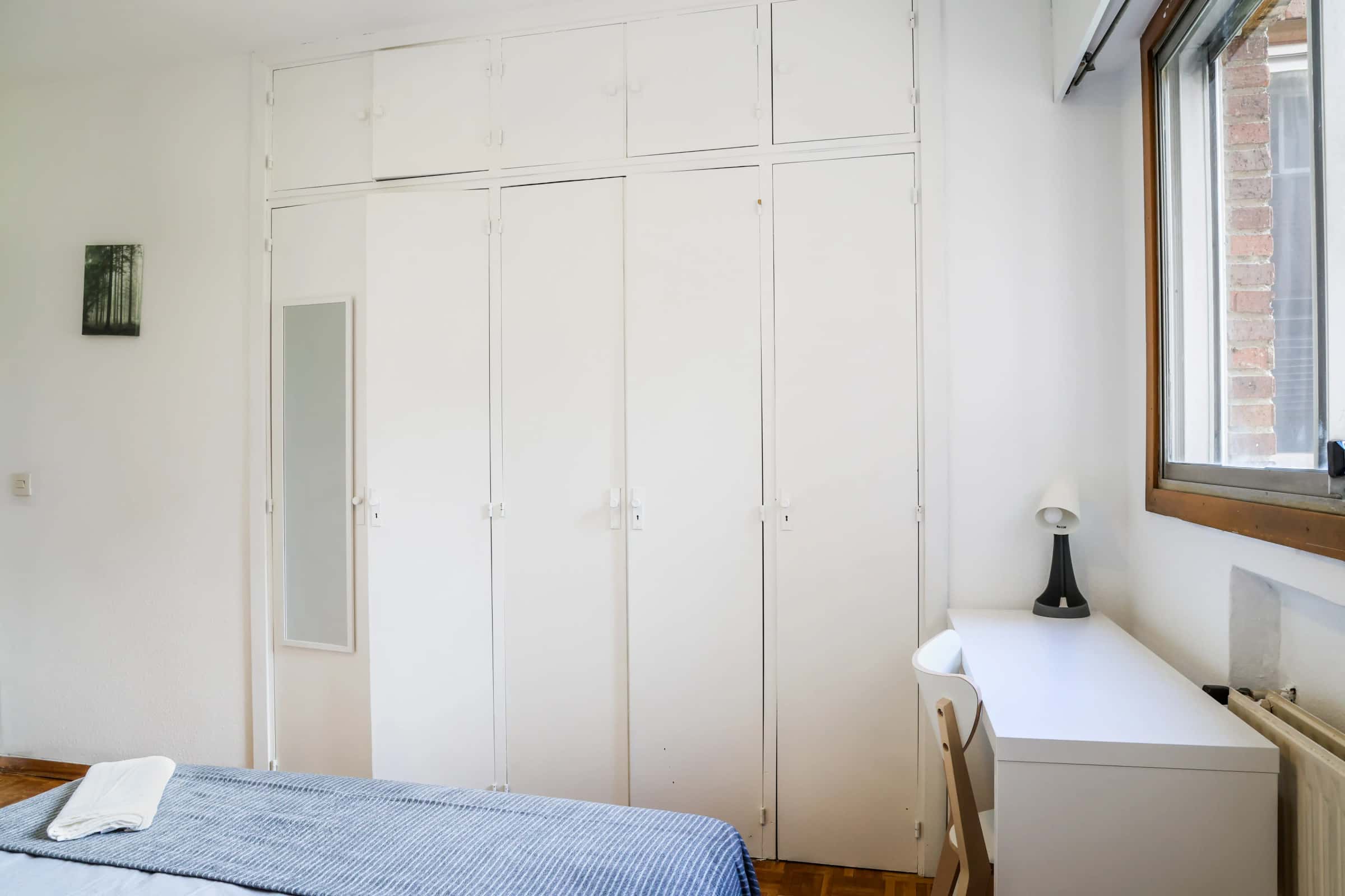 Chambre dans Calle de Santiago de Compostela, Madrid pour 120 m² avec 6 chambres