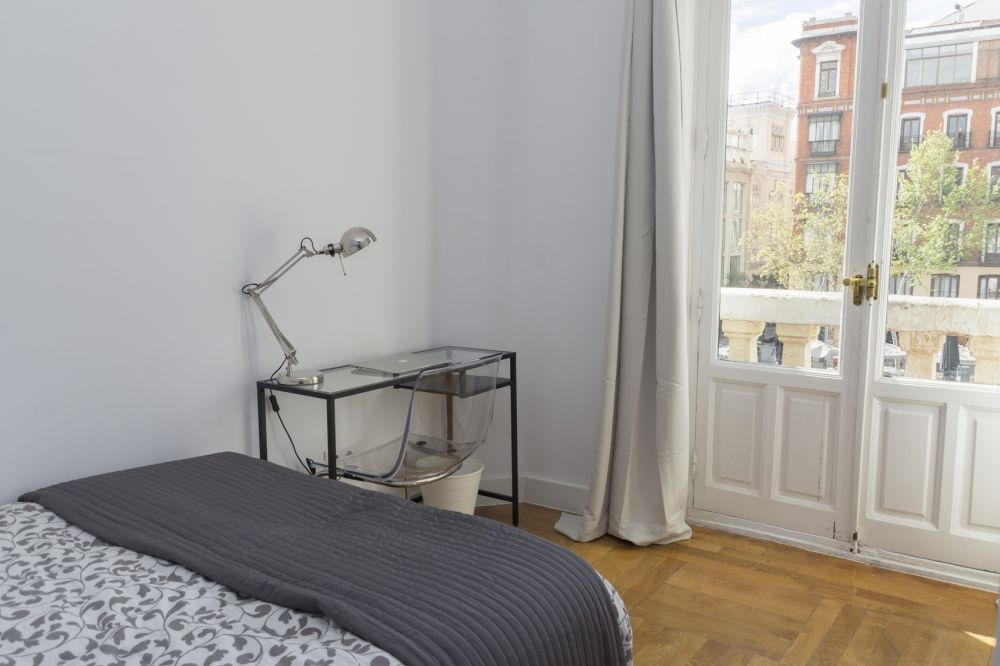 Habitación amplia en Plaza de Santa Ana