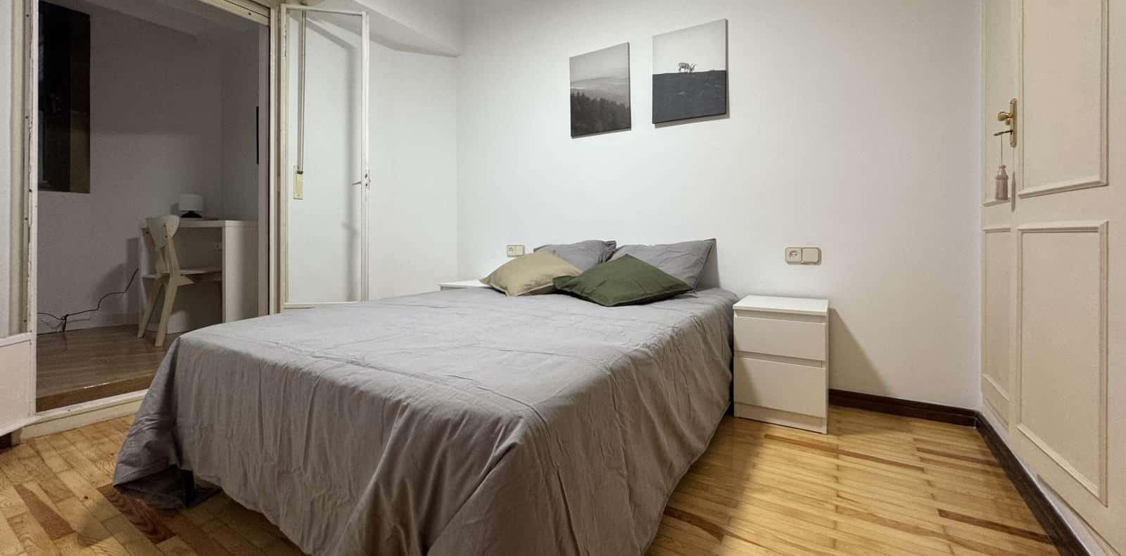 Double bed in Rooms for rent in the center of Madrid