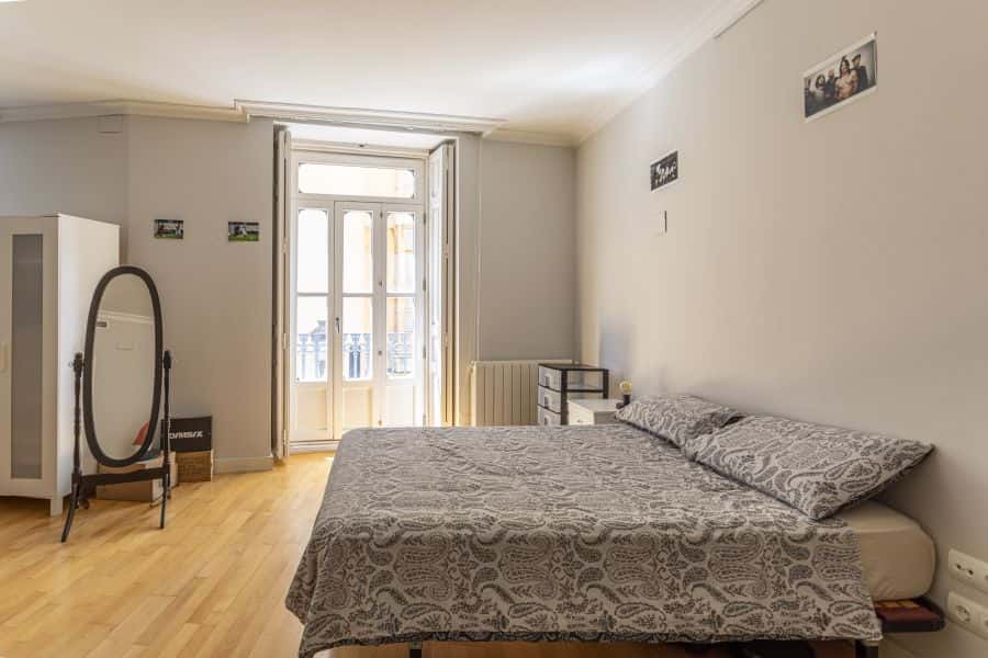 Habitación en piso de 5 habitaciones en Ciutat Vella