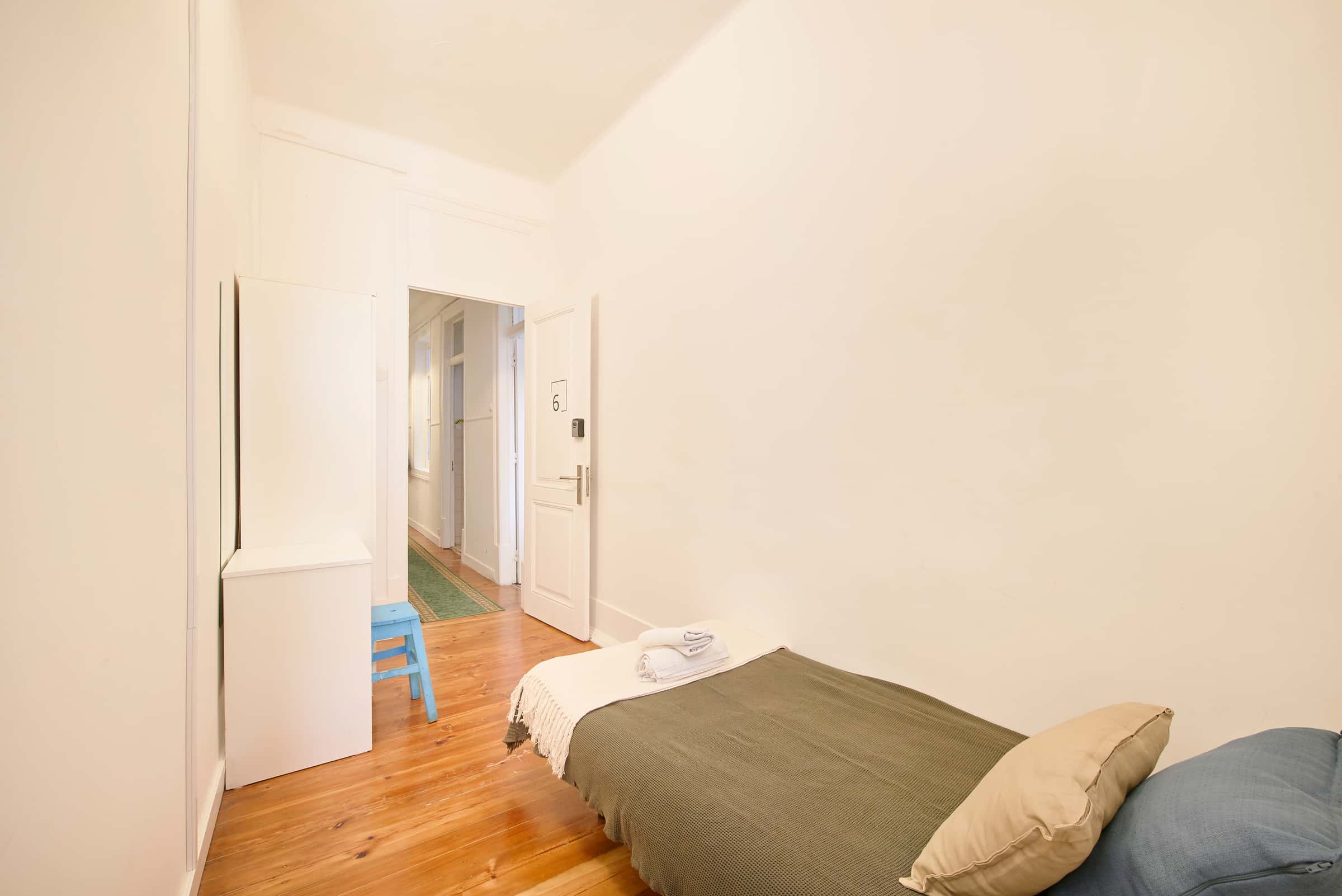 Single room in a 7-bedroom apartment in Lisbon - Room 6