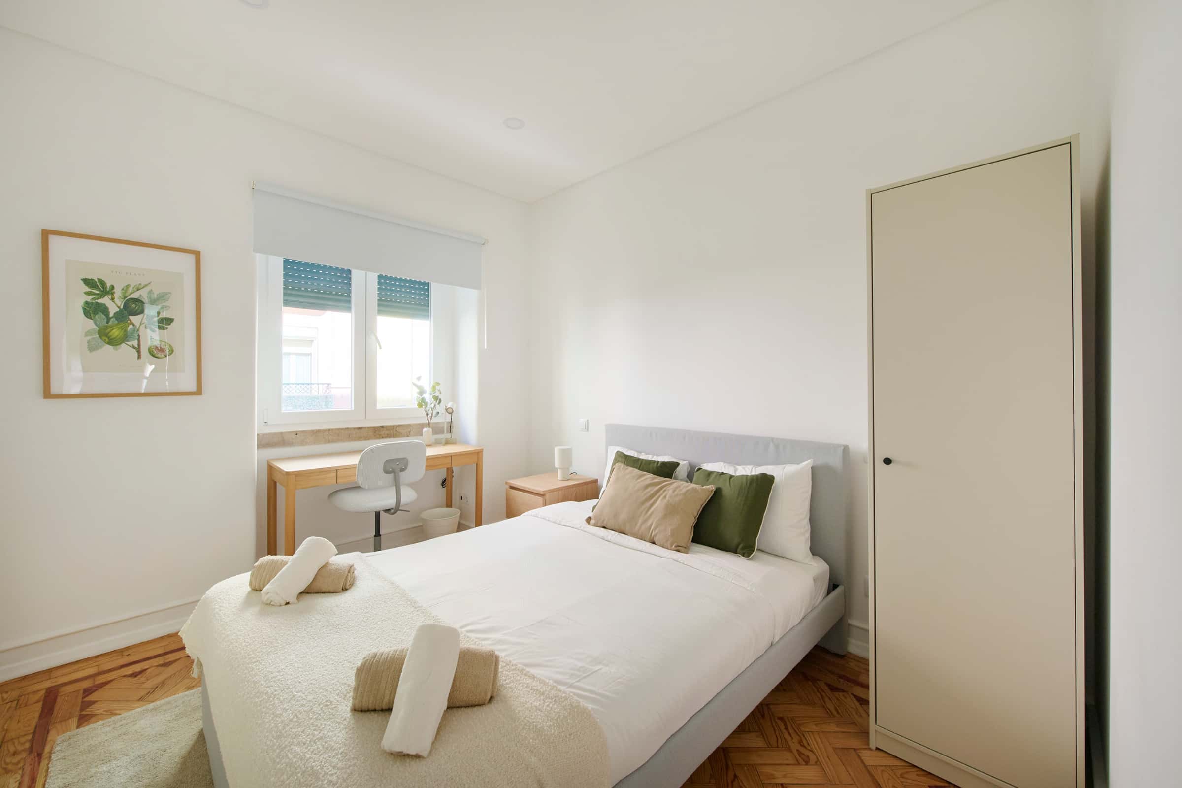 Room in a 4BDR apartment in Lisbon | Room 1