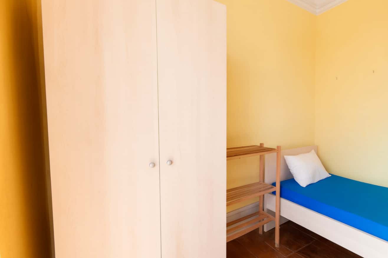 Quarto com cama de solteiro, com varanda, em apartamento com 8 quartos - FLAT E - SALDANHA 51E