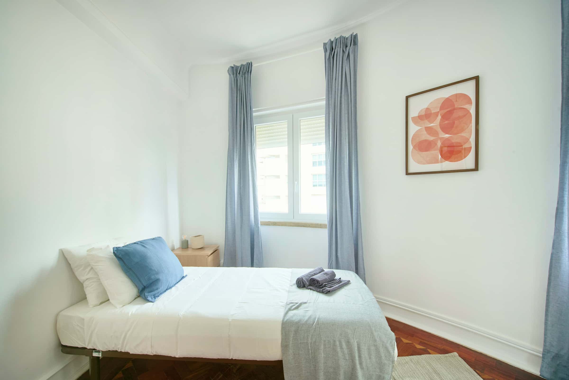 Bedroom in a 6-bedroom apartment in Av. Fontes Pereira de Melo, Lisbon - Room 1