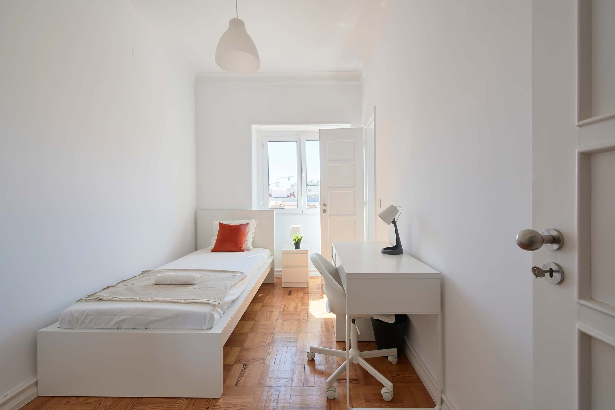 Bedroom with private bathroom in a 9-Bedroom Apartment in Rua Jorge Ferreira de Vasconcelos, Lisbon - Room 5