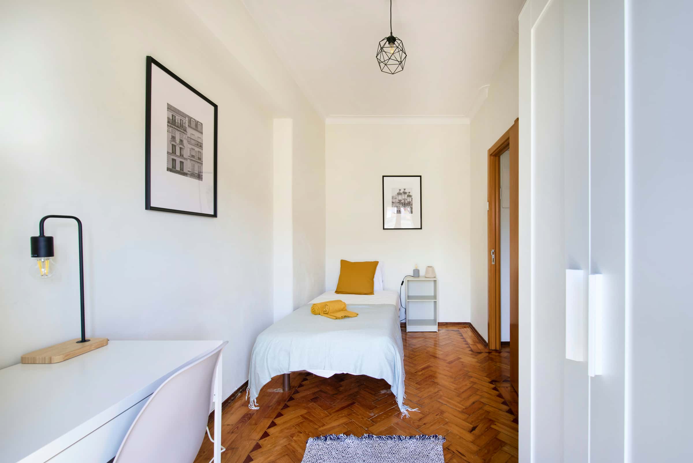 Bedroom in a 8-bedroom apartment in R. Diogo Couto, Lisbon - Room 1