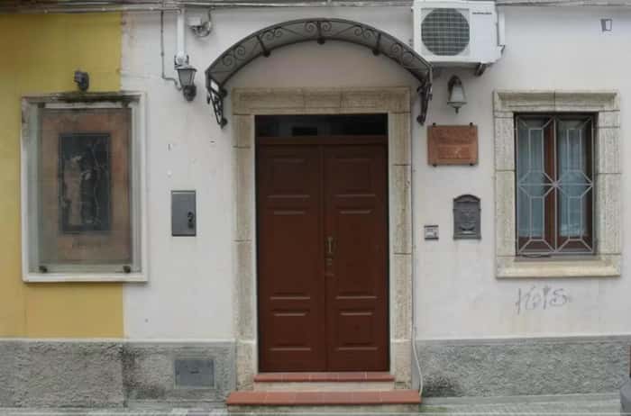 Listing photo thumbnail