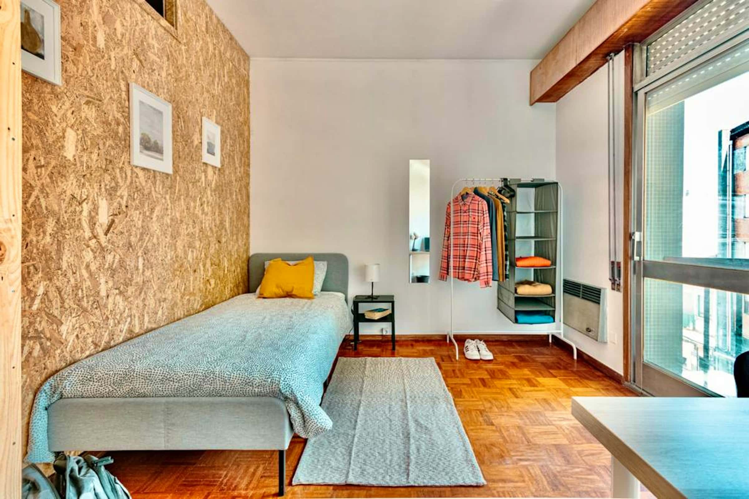 Room with balcony in a 5-bedroom apartment in Praça 9 de Abril, Porto - Room 1