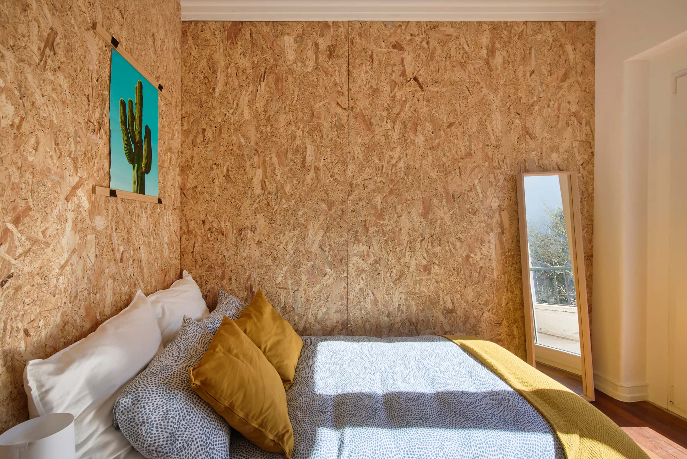 Bedroom with private balcony in a 5-bedroom apartment in Lisbon - Room 4