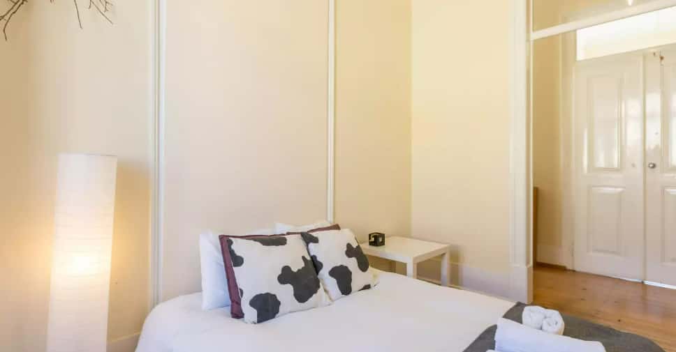 Bedroom for rent in 6-bedroom house in Parede - Room Gratitude