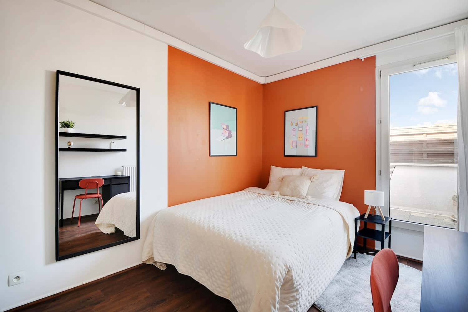 Move into this vibrant 10 m² room