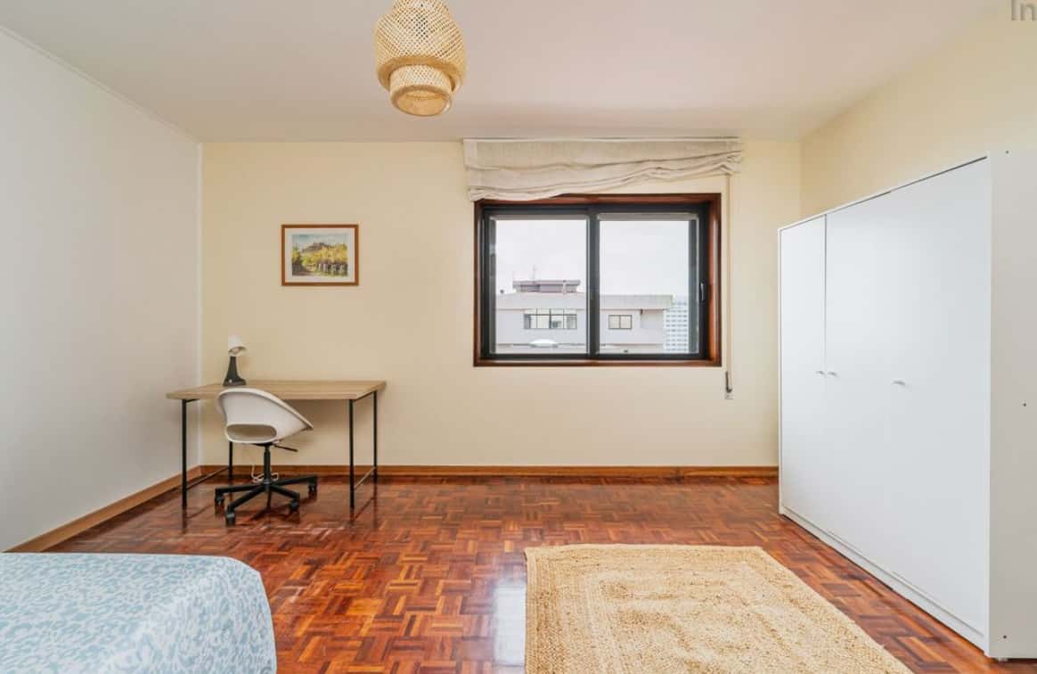 Room in a 5-bedroom apartment in Rua do Campo Alegre, Porto