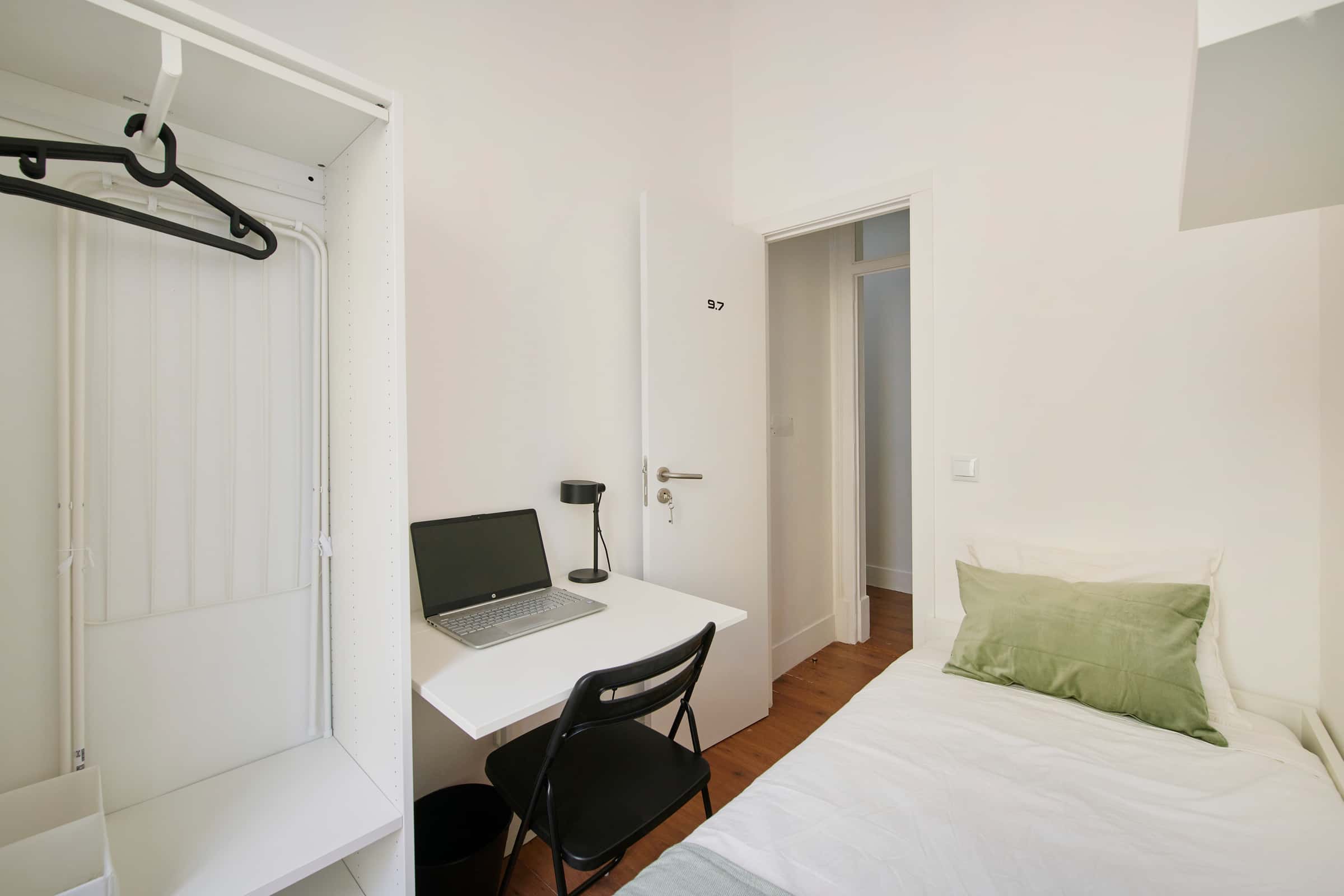 Bedroom in a 9-Bedroom Apartment in Rua Morais Soares, Lisbon - Room 7