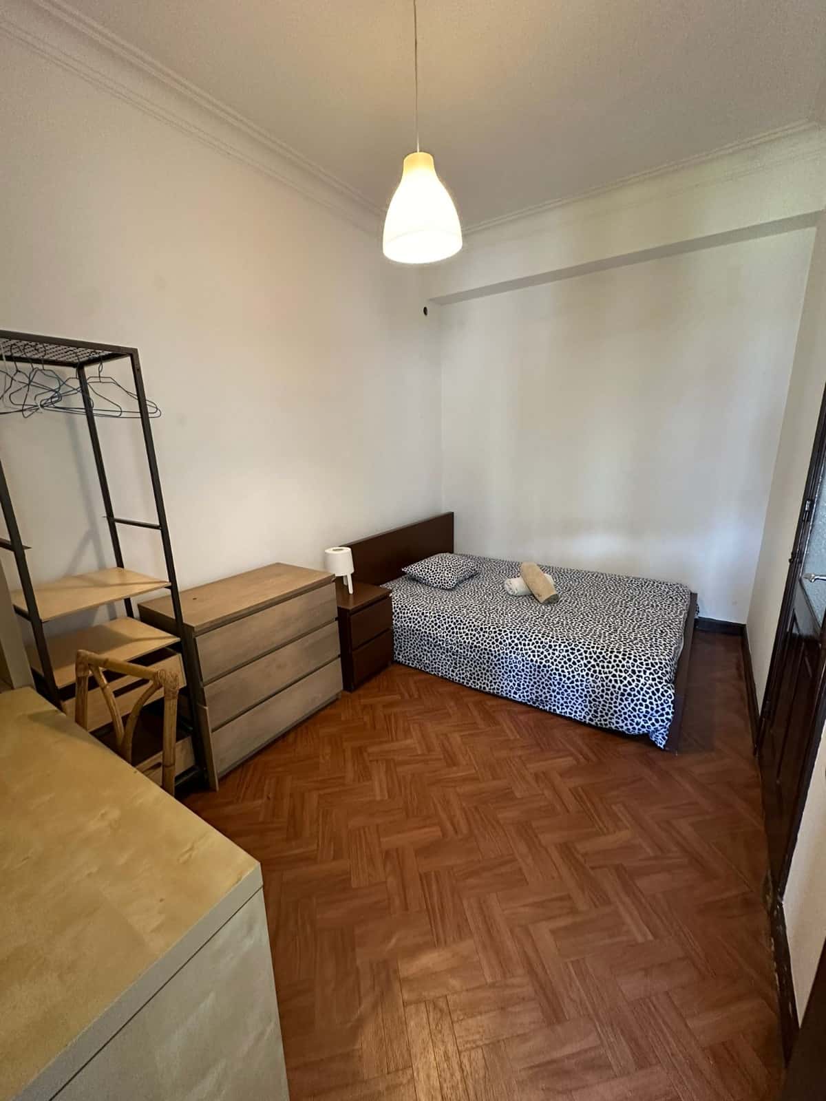 Room in a 4-bedroom apartment in Porto - Room 4