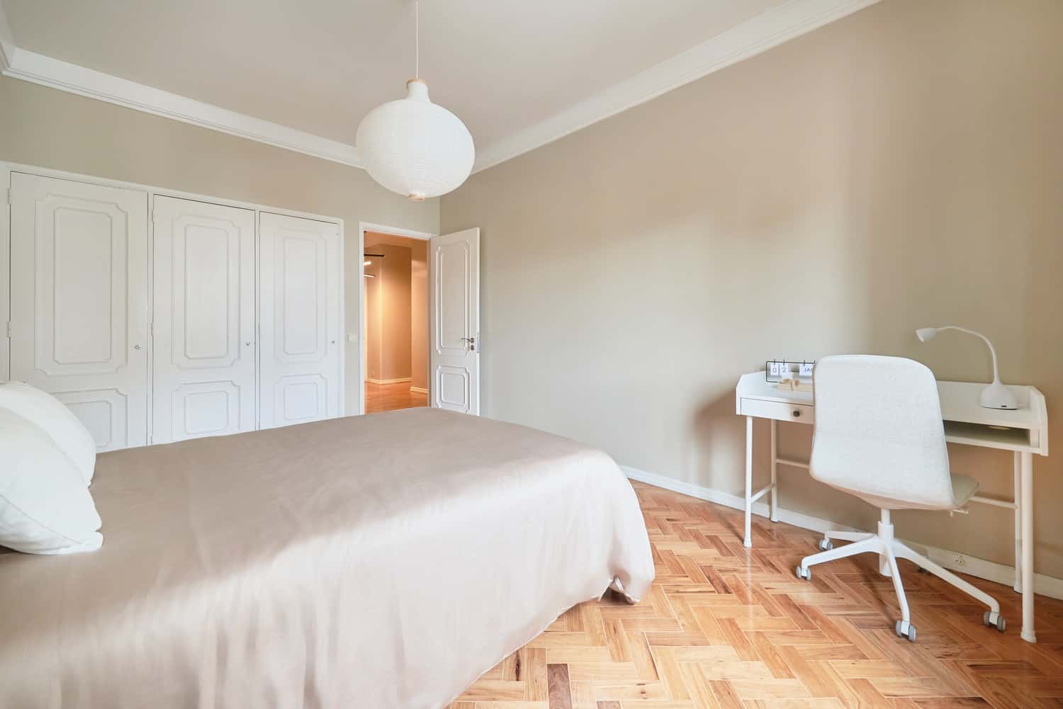 Room in Av. Defensores de Chaves 79, 1000-148 Lisboa, Portugal