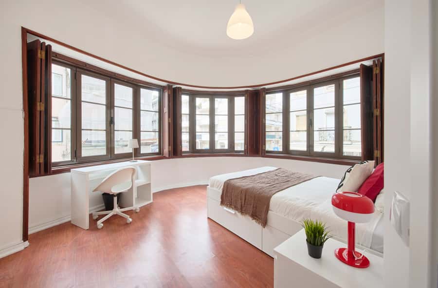 Bedroom in a 11-Bedroom Apartment in Rua de Buenos Aires, Lisbon - Room 2