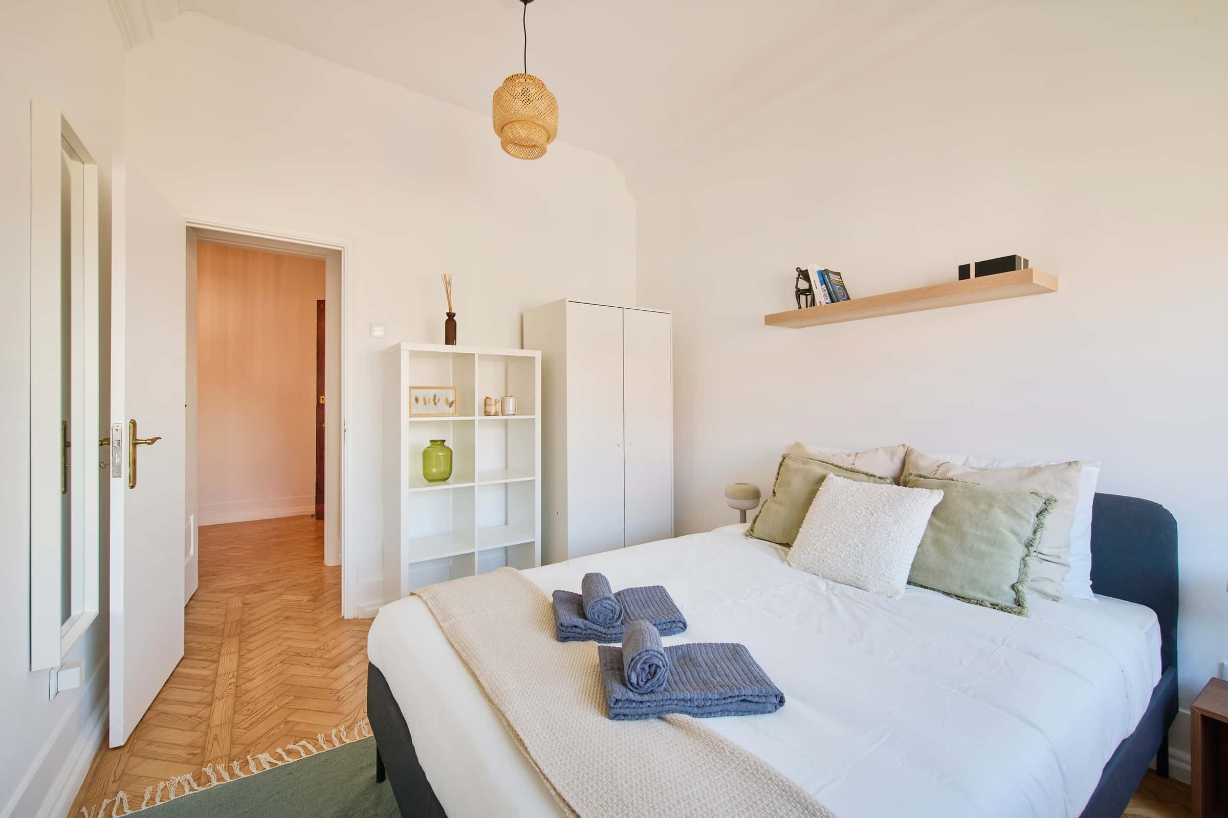 Luminous bedroom in a 9-room apartment in Lisbon - Room 2