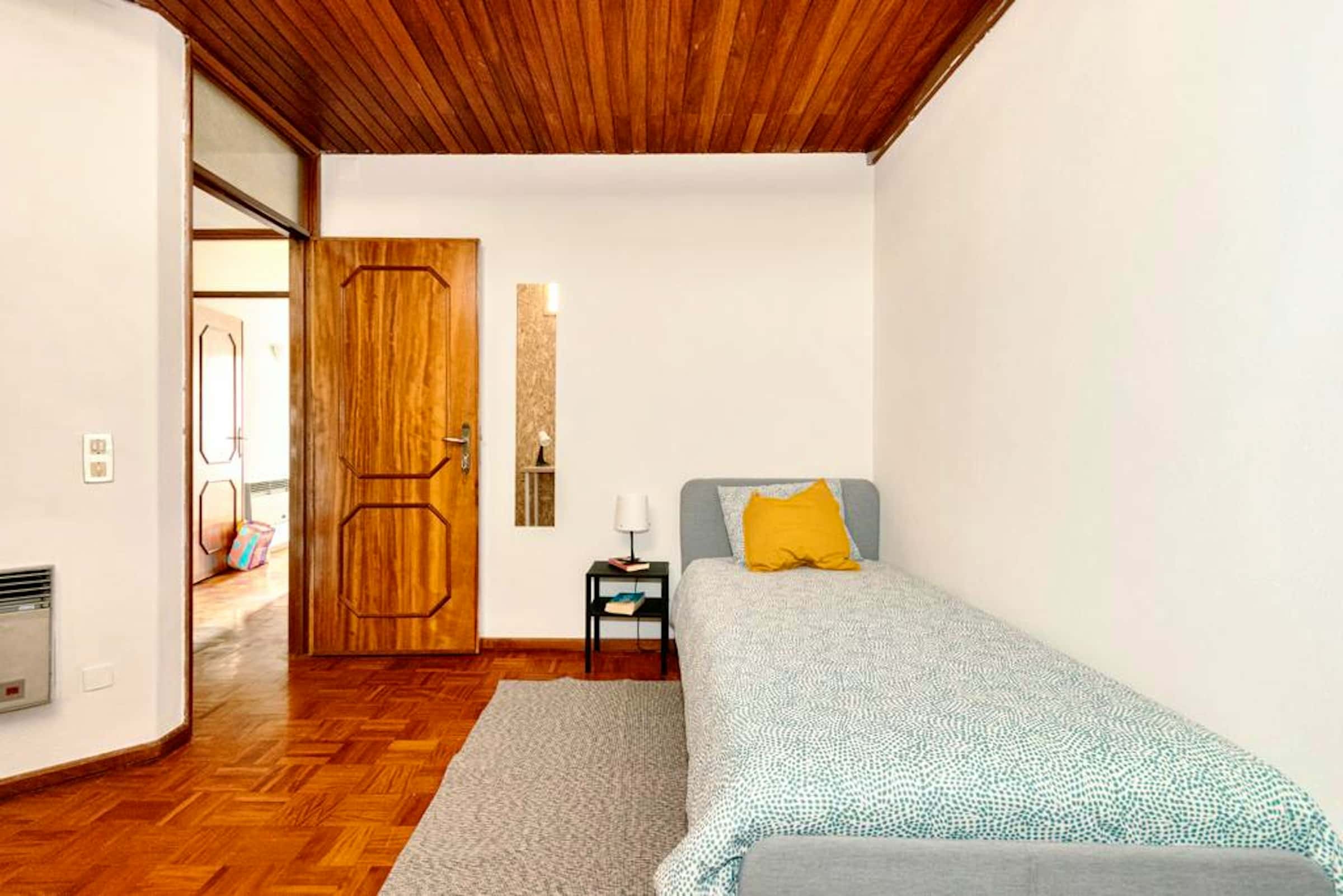 Room in a 5-bedroom apartment in Praça 9 de Abril, Porto - Room 2