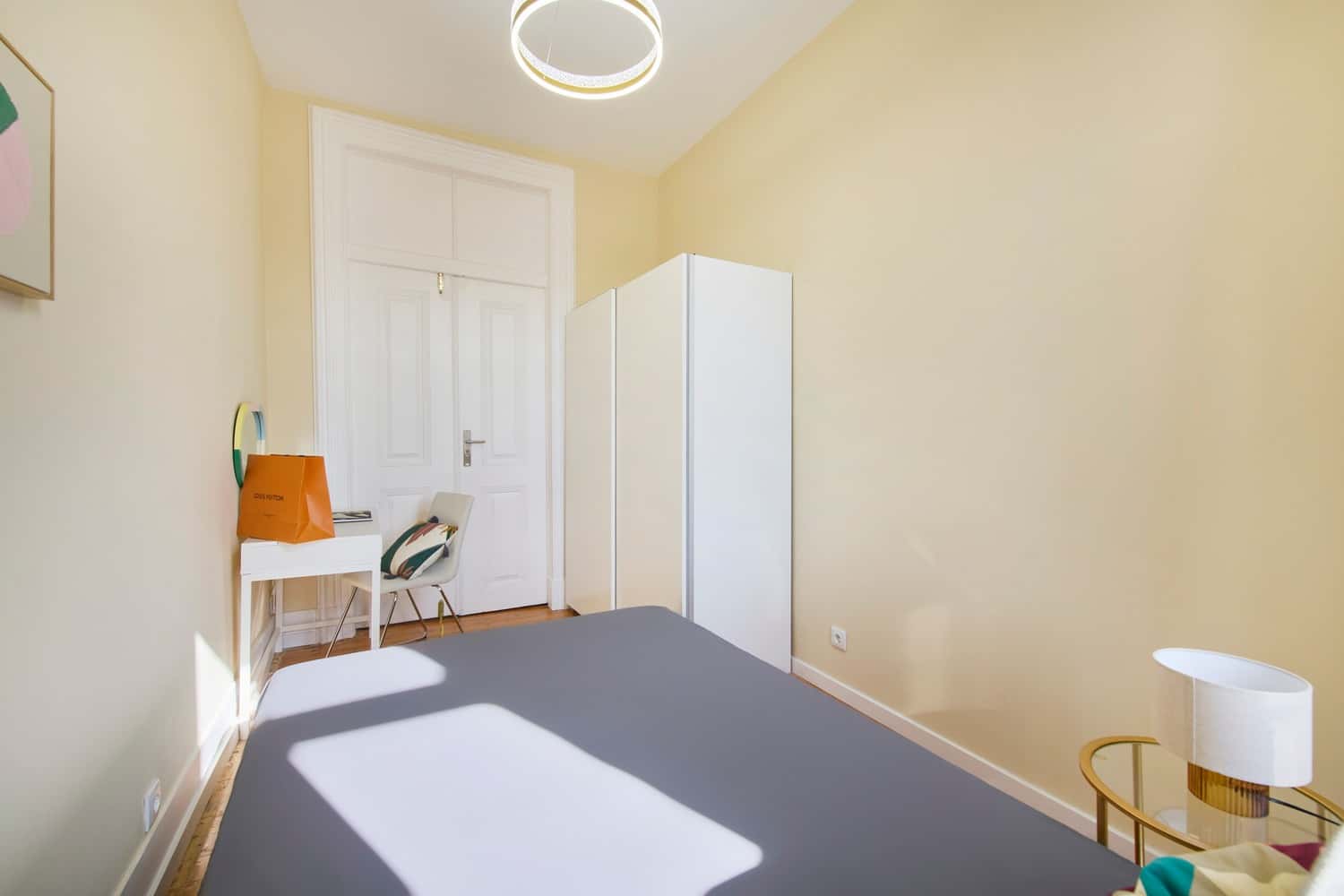 Room 8 - 96. Largo Vitorino Damasio 2 3E
