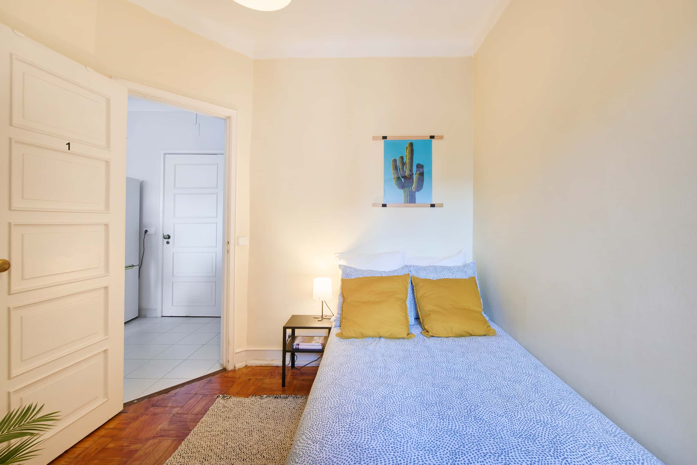 Bedroom with private bathroom in a 4-bedroom apartment in Lisbon - Room 1