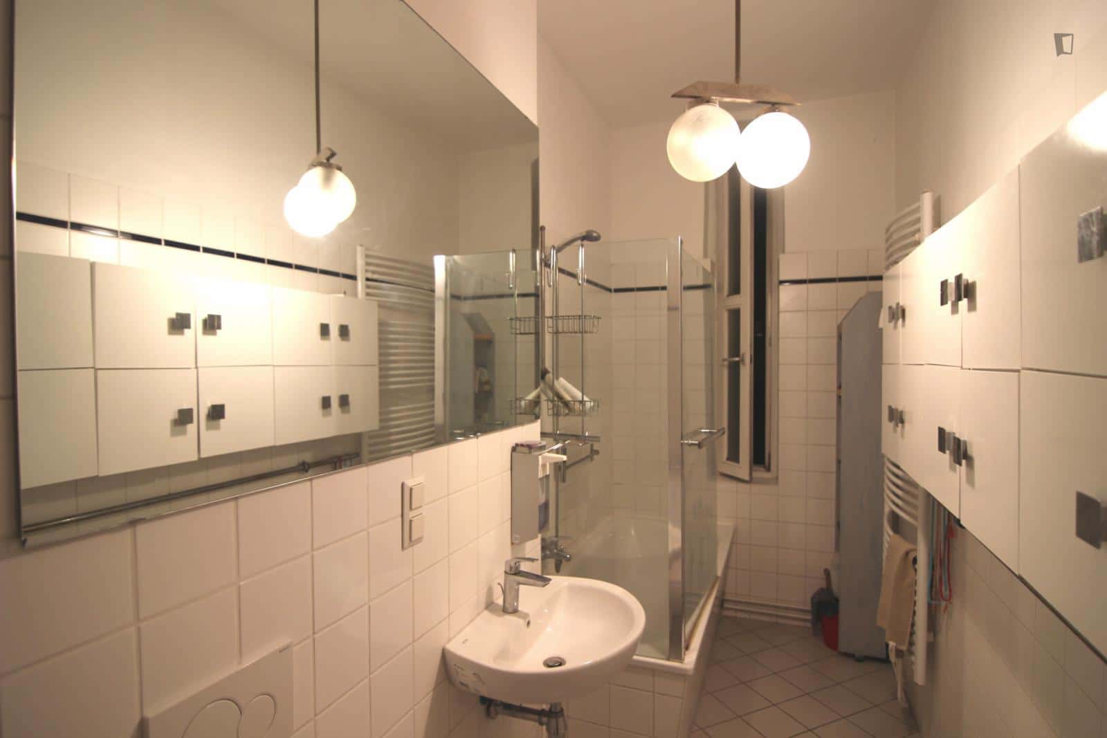 Room in Senefelderstraße, Berlin for 90 m² with 3 bedrooms - Photo 5