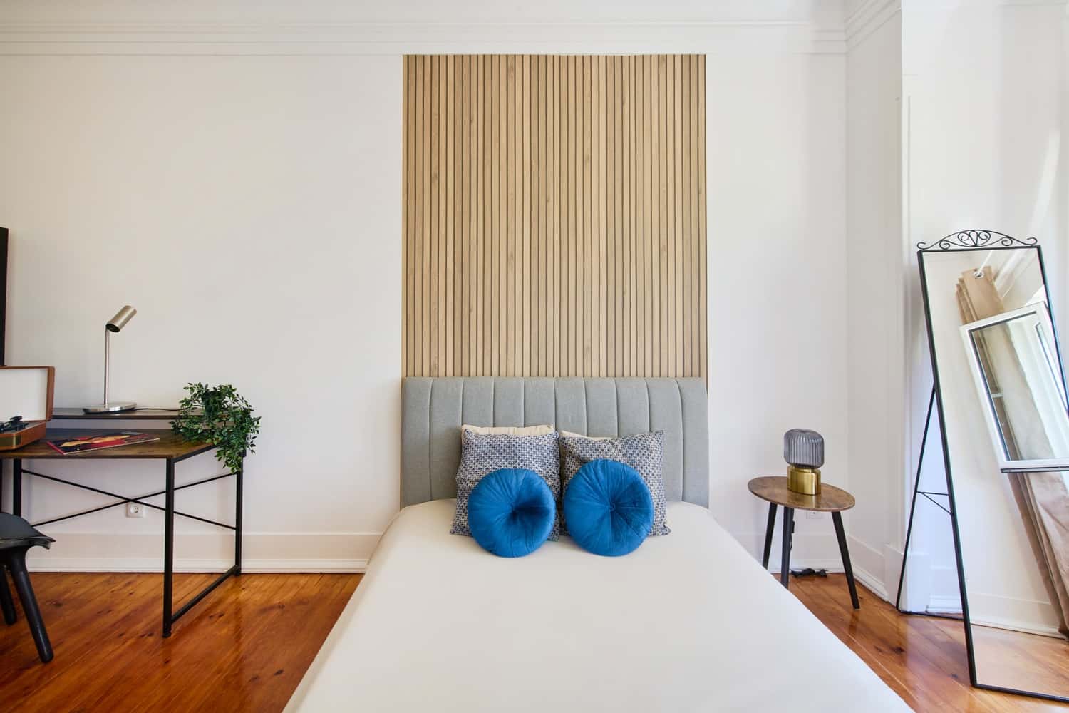Room 3 - 62. Av. Poeta Mistral 15 2E