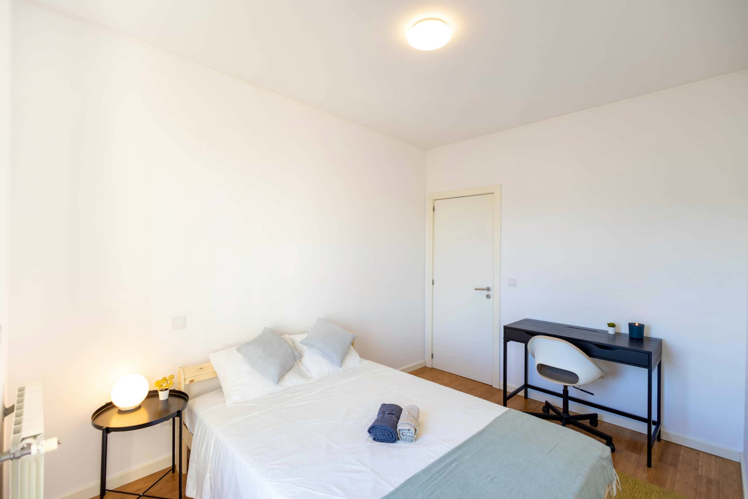 Bedroom in a 5-bedroom apartment in R. Jangada de Pedra, Lisbon - Room 2