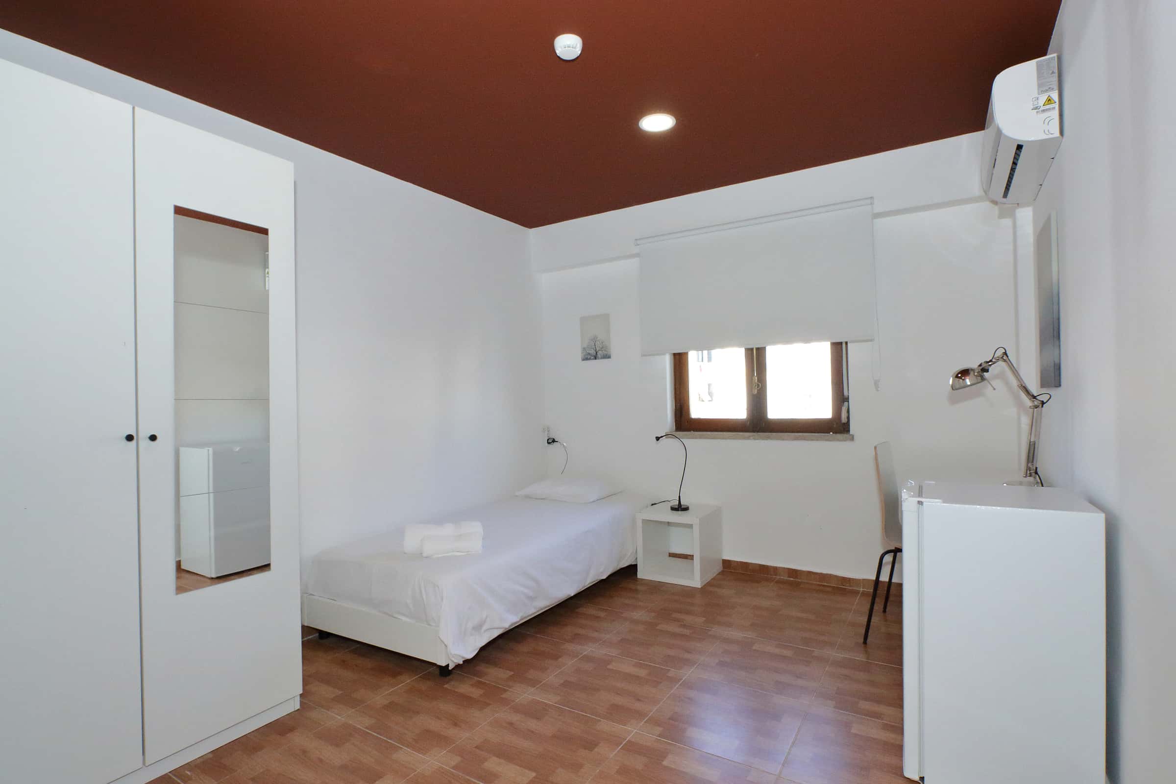 Room in Rua Ferreira Lapa, Lisbon (Students only)