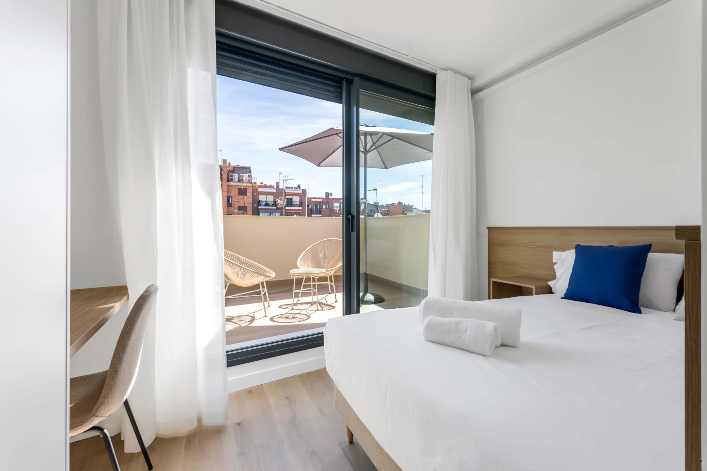 Double room with terrace  with private bathroom for individual use
