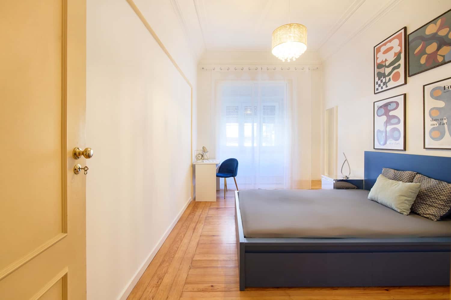 Room 2 - 71. Avenida Álvares Cabral 28 1E