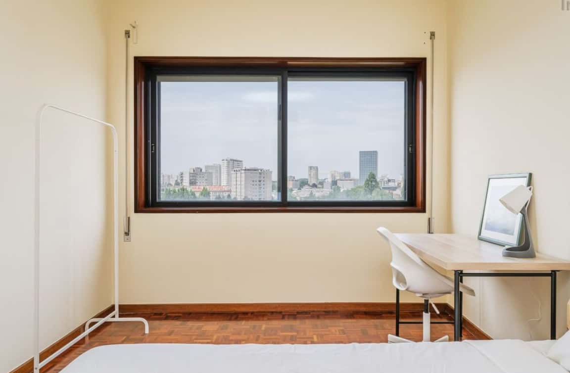 Room in a 5-bedroom apartment in Rua do Campo Alegre, Porto