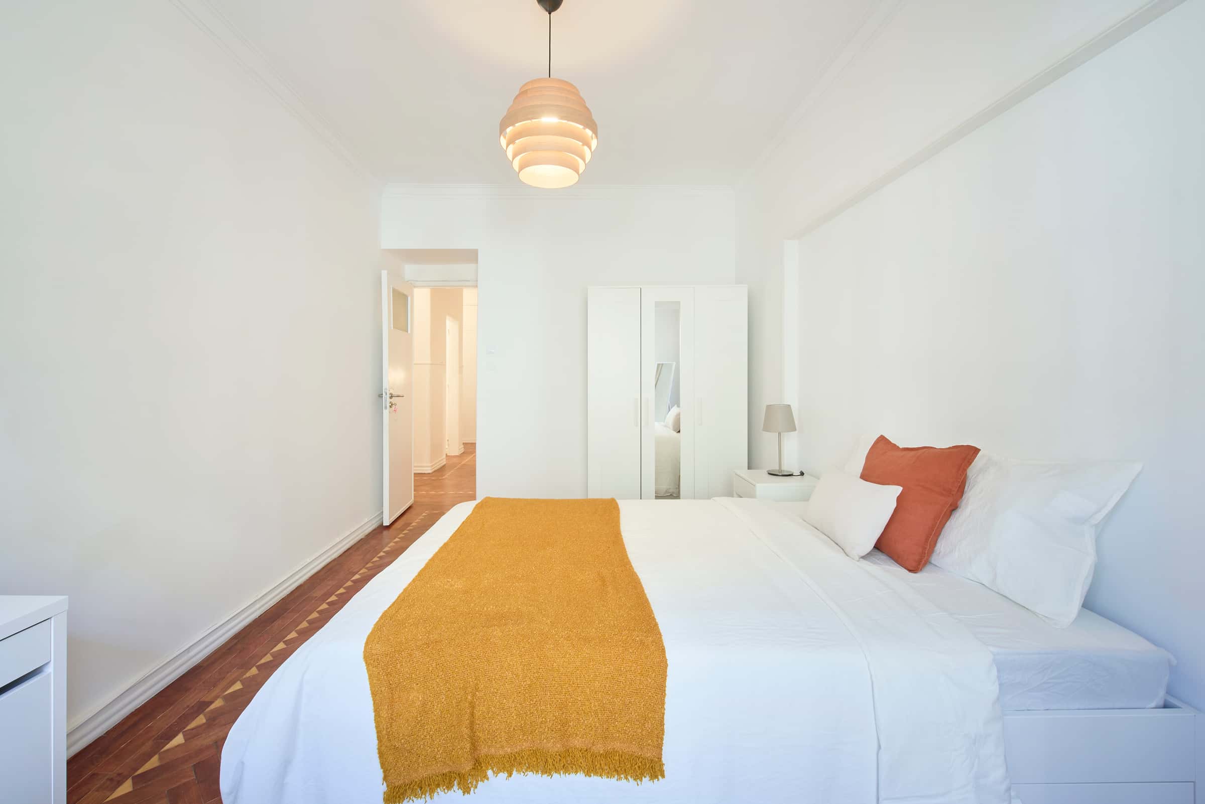 Bedroom with balcony in a 8-Bedroom Apartment in Av. Defensor de Chaves, Lisbon - Room 3