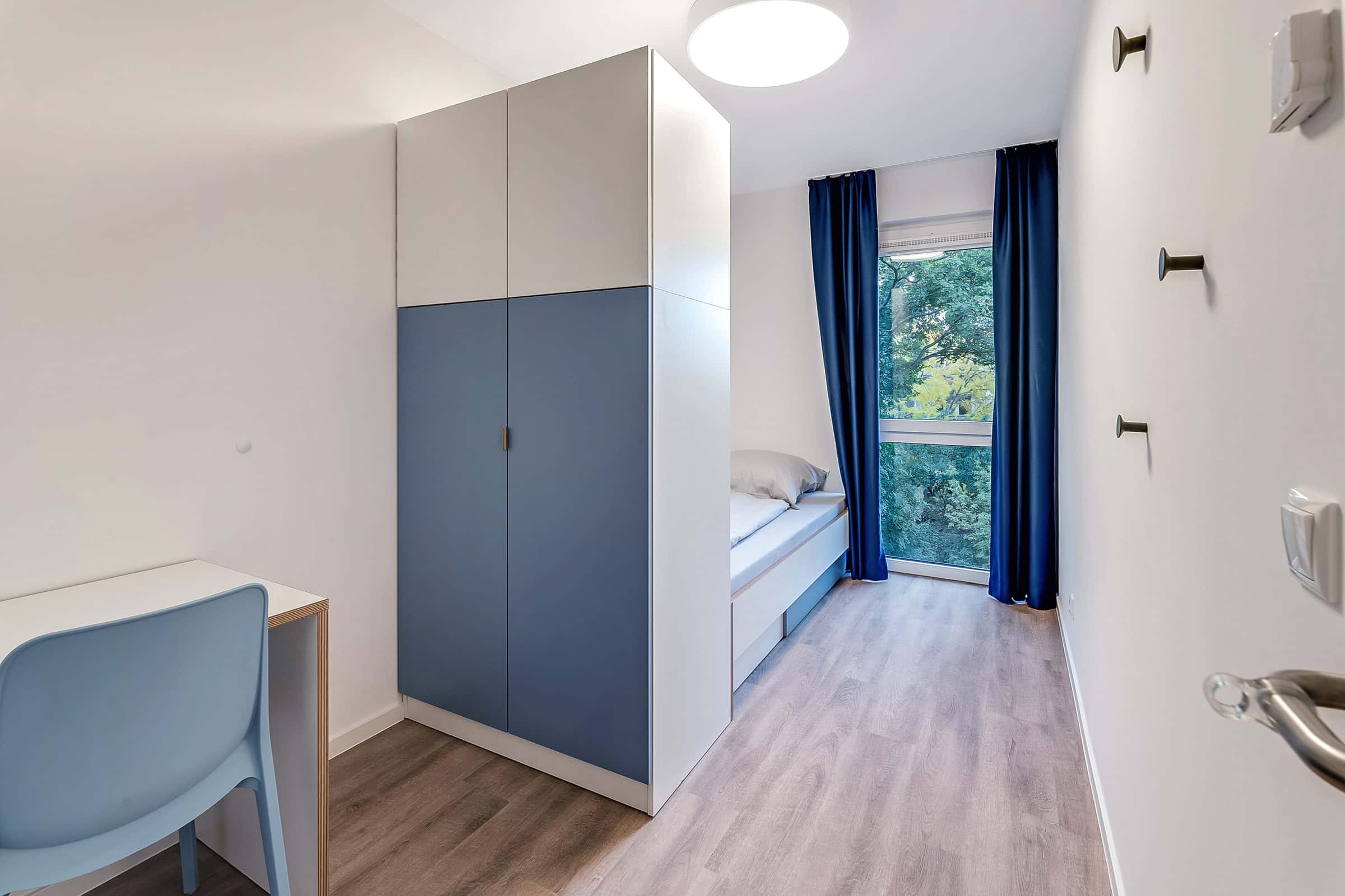 Fully furnished private room in a 5 people shared mixed apartment