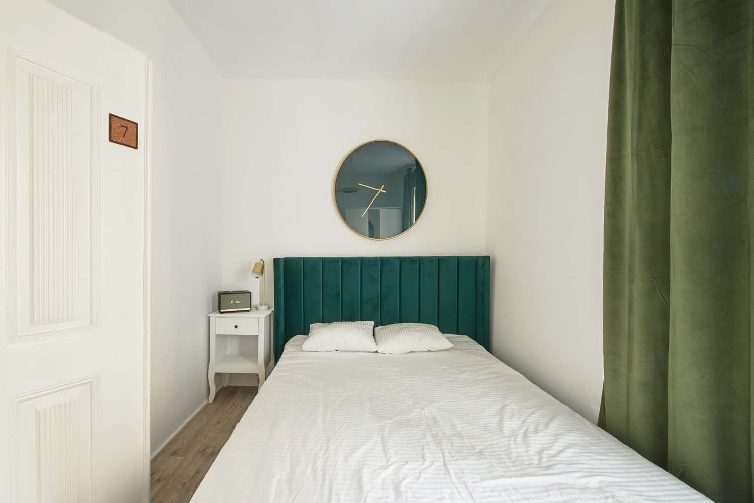Room 8 - 83. Rua da Emenda 111 1