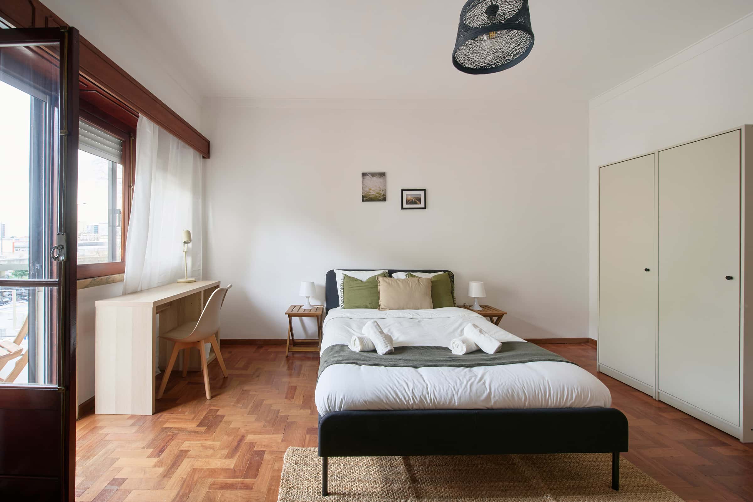 Room with balcony in a 4-bedroom apartment in Rua Gen. Leman, Lisbon - Room 4