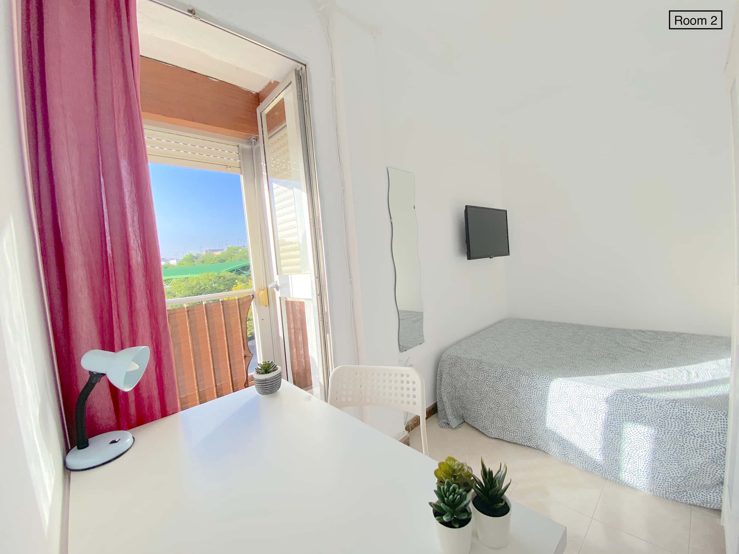 Premium sunny room near center with private terrace, double bed, WIFI and TV for students