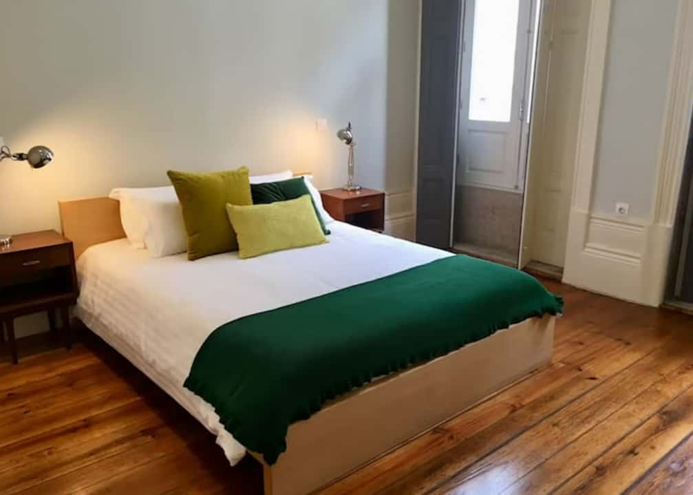Comfortable room with private bathroom in Rua Barros Lima, Porto