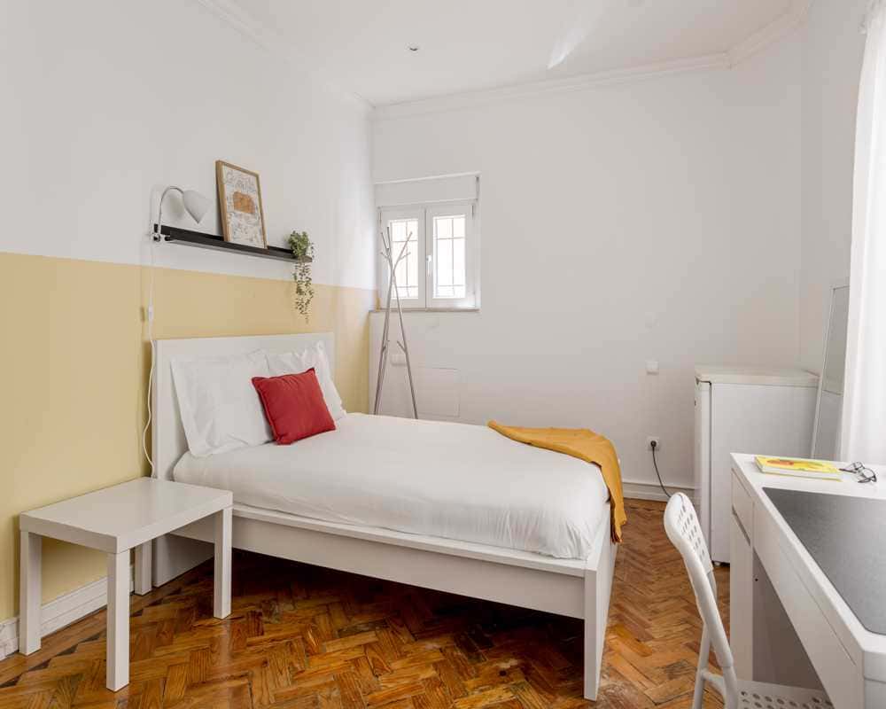 Comfortable room with private bathroom in 8-bedroom apartment in Benfica, Lisbon - Room 8
