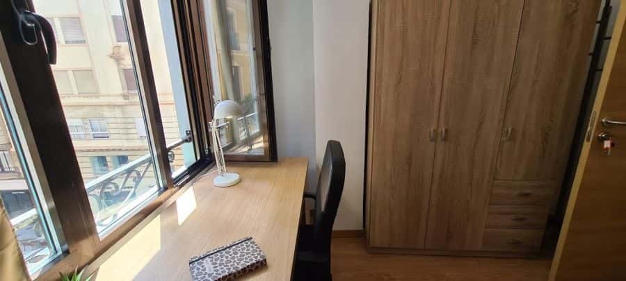 Habitación en piso de 7 habitaciones en Ciutat Vella