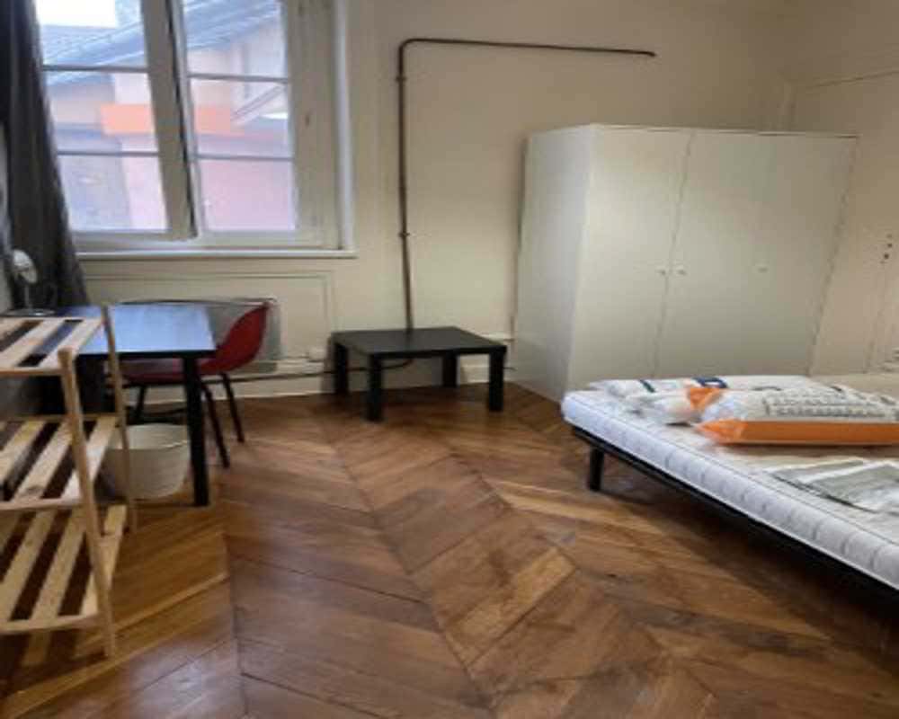 Chambre dans le rue Neuve