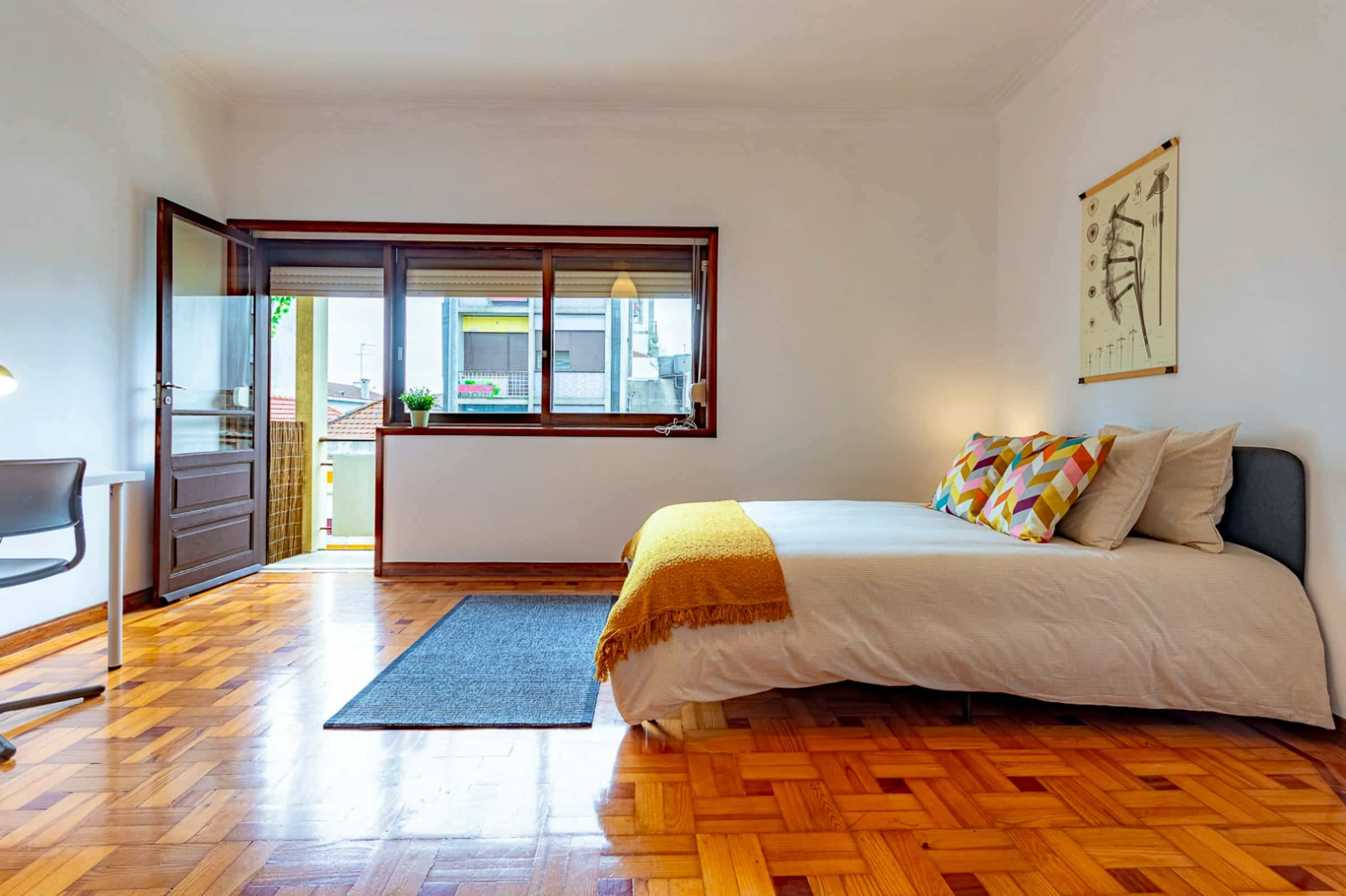 Room with balcony in a 4-bedroom apartment in Av. Fernão de Magalhães, Porto - Room 2
