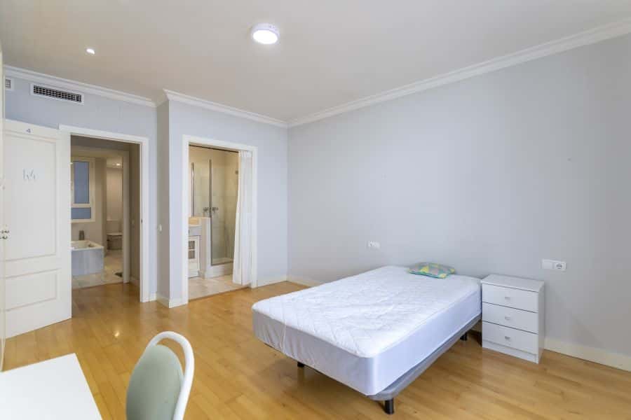 Habitación en piso de 5 habitaciones en Ciutat Vella