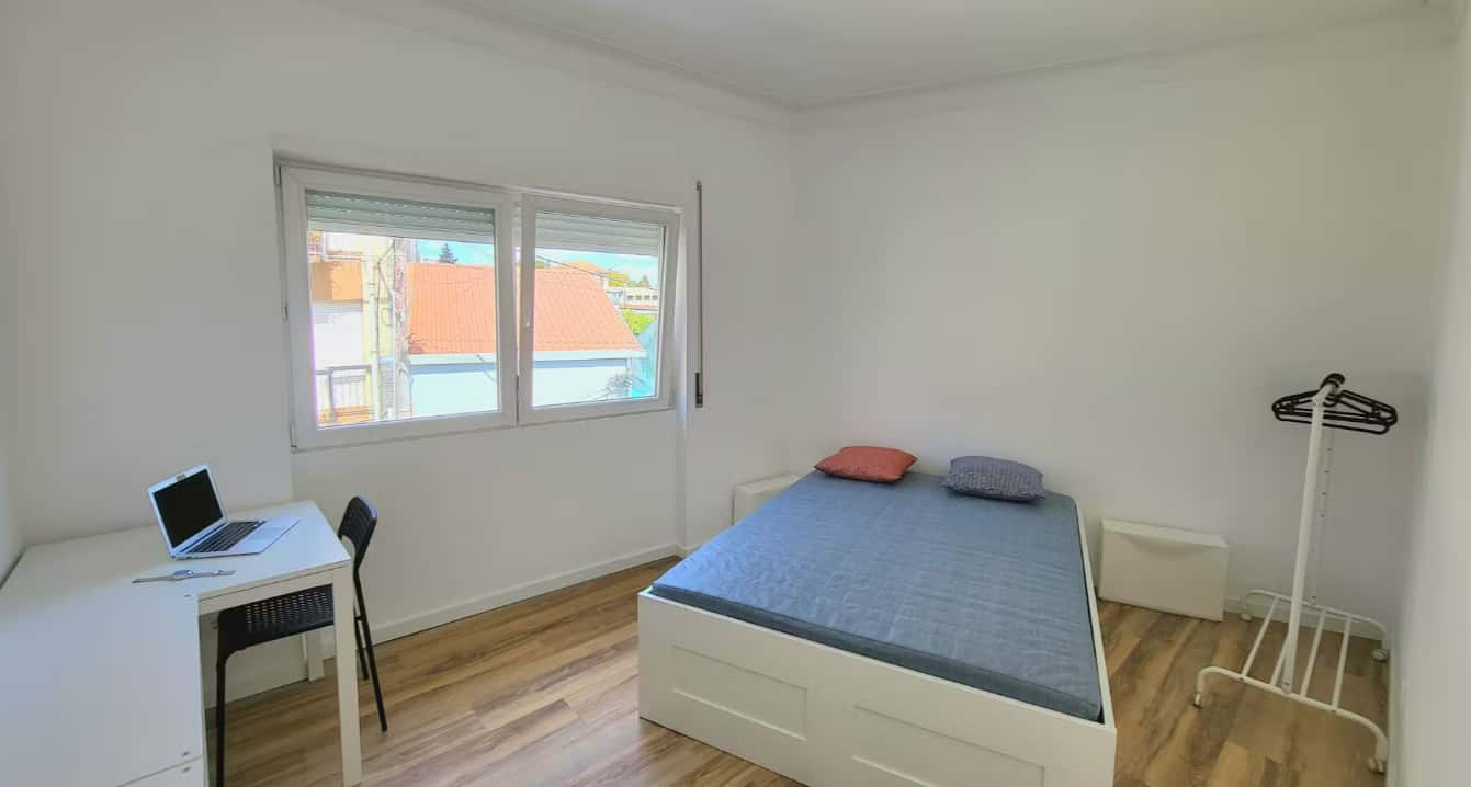 Bedroom in a 4-bedroom apartment in Porto - Room T103