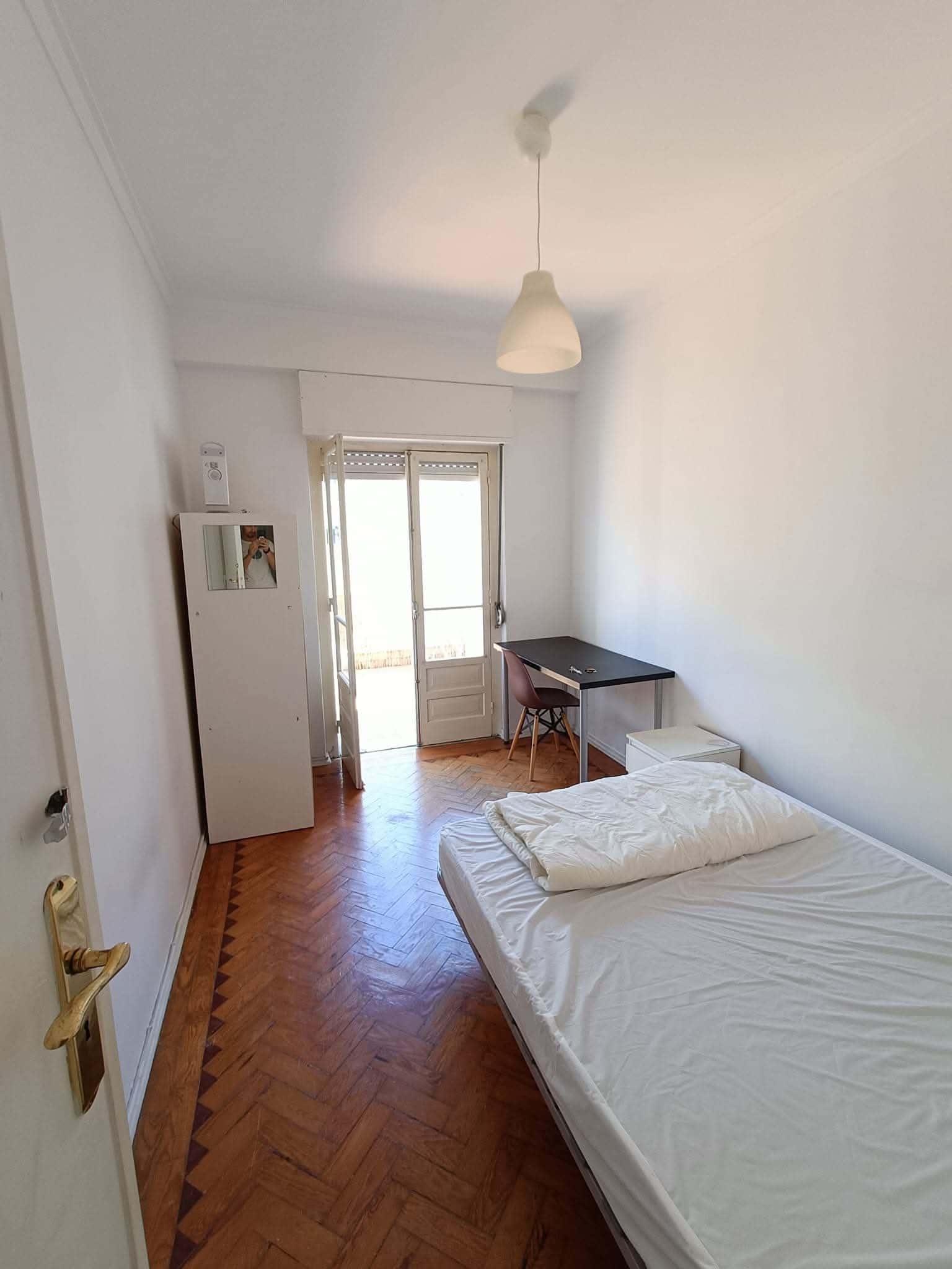 Quarto com cama de casal, com varanda, em apartamento com 3 quartos - FLAT S - S1